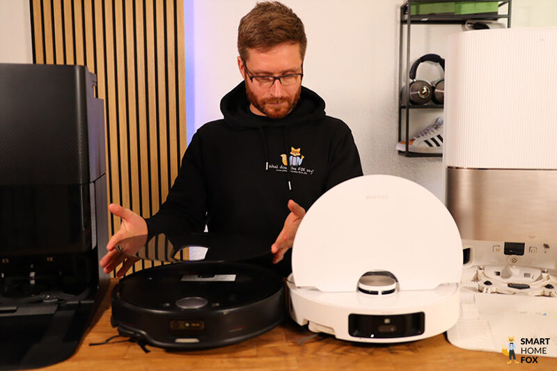 Roborock QRevo Station neben Dreame X40 Ultra Station